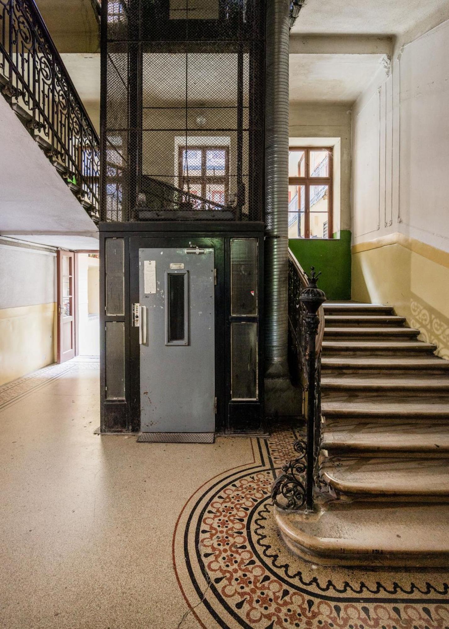 Central Budapest Oasis - Modern Charm, Timeless Comfort Exterior photo
